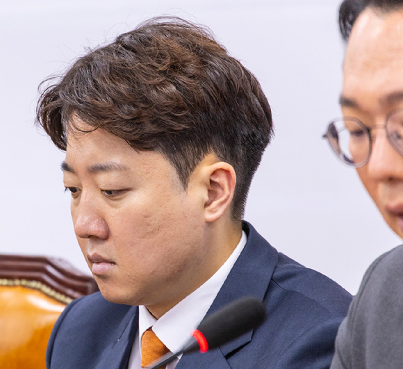 개혁신당 이준석 대표가 18일 국회에서 열린 최고위원회의에서 정이한 전 부산시장 후보 피습 자작극 의혹과 관련한 사과 발언을 마친 뒤 생각에 잠겨 있다. 2026.6.18 [사진=연합뉴스]