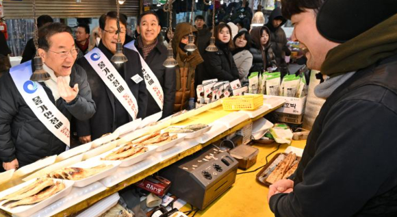 유정복 인천광역시장이 2일 미추홀구 신기시장에서 상인들을 격려하고 있다. [사진=인천시]