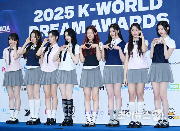 그룹 하츠투하츠(Hearts2Hearts)가 21일 오후 서울 잠실실내체육관에서 열린 '2025 케이 월드 드림 어워즈'(2025 K WORLD DREAM AWARDS)에 블루카펫 행사에 참석하고 있다. [사진=정소희 기자]