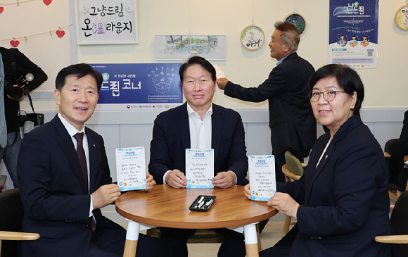 최태원 대한상의 회장(가운데)과 정은경 보건복지부 장관이 희망메시지 작성후 기념촬영을 하고 있다. 왼쪽은 김현훈 사회복지협의회 회장. [사진=대한상공회의소]