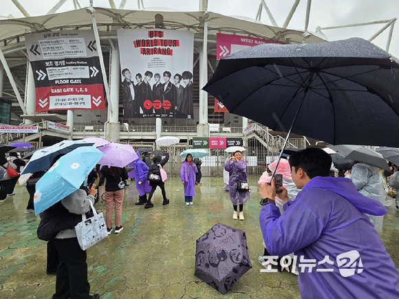 9일 고양종합운동장 주경기장에서 방탄소년단 월드투어 콘서트 'BTS WORLD TOUR 'ARIRANG''가 개최된다. 팬들이 기념사진을 촬영하고 있다. [사진=이미영 기자]