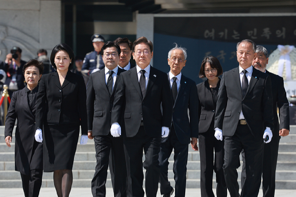 이재명 대통령과 김혜경 여사가 4일 서울 동작구 국립서울현충원에서 더불어민주당 선대위 지도부와 함께 현충탑 참배 뒤 이동하고 있다. [사진=연합뉴스/대통령실통신사진기자단]