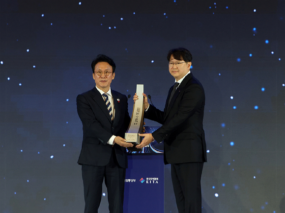 곽동신 한미반도체 회장(오른쪽)이 4일 코엑스에서 개최된 ‘무역의 날’ 기념식에서 ‘3억불 수출의 탑’을 수상하면서 김민석 국무총리와 기념사진을 찍고 있다. [사진=한미반도체]