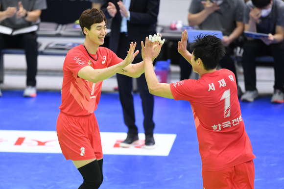 한국전력 박철우와 서재덕. [사진=한국배구연맹(KOVO)]