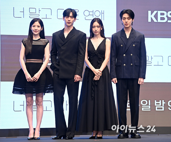 배우 조아람, 서강준 안은진, 이주안이 7일 오후 서울 구로구 신도림동 더 세인트에서 열린 KBS 2TV 토일 미니시리즈 '너 말고 다른 연애' 제작발표회에서 포토타임을 갖고 있다. [사진=곽영래 기자]