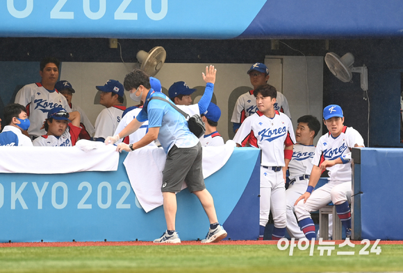7일 일본 가나가와현 요코하마 스타디움에서 열릴 2020 도쿄올림픽 야구 한국과 도미니카공화국의 동메달결정전을 앞두고 선수들이 비 내리는 경기장을 바라보고 있다.