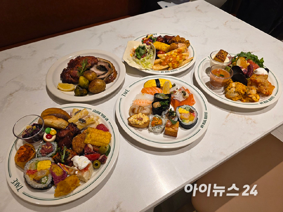 4일 서울 종로구 테이크 종각점 입구에서 고객들이 입장을 위해 대기하고 있다. [사진=구서윤 기자]