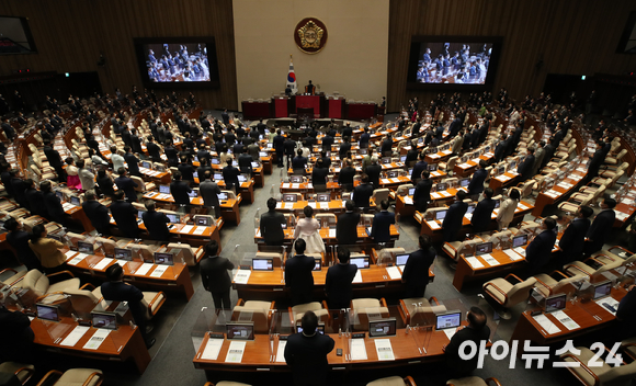 김진표 국회의장 등 참석 의원들이 1일 오후 서울 여의도 국회 본회의장에서 열린 제400회 국회(정기회) 개회식에서 국민의례를 하고 있다. [사진=김성진 기자]