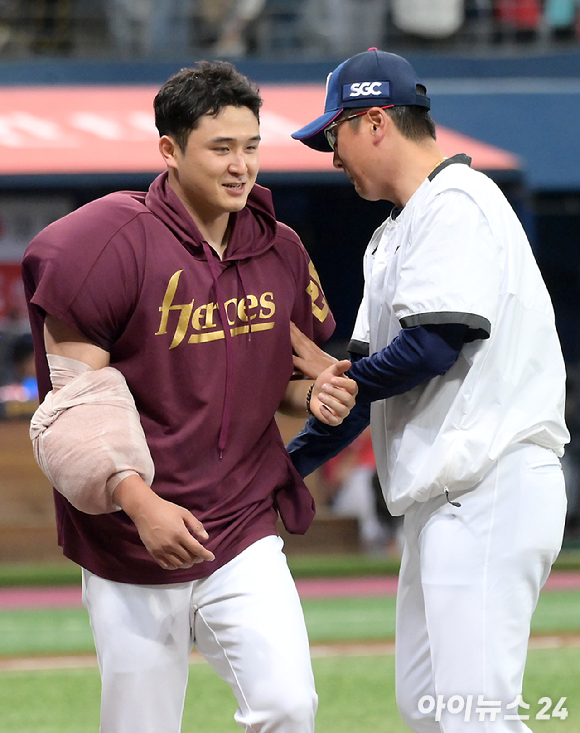 14일 오후 서울 고척스카이돔에서 열린 2023 KBO리그 KIA 대 키움 경기가 2-1 키움의 승리로 끝났다. 홍원기 감독이 선발 최원태와 기쁨을 나누고 있다. [사진=정소희 기자]