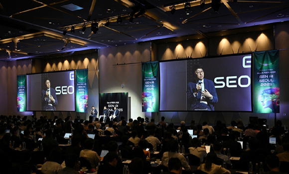 지난 10일 개최된 'Gen AI SEOUL 2025 컨퍼런스'에서 김성진 한국앤컴퍼니 전무가 강연을 진행하고 있다. [사진=한국앤컴퍼니]