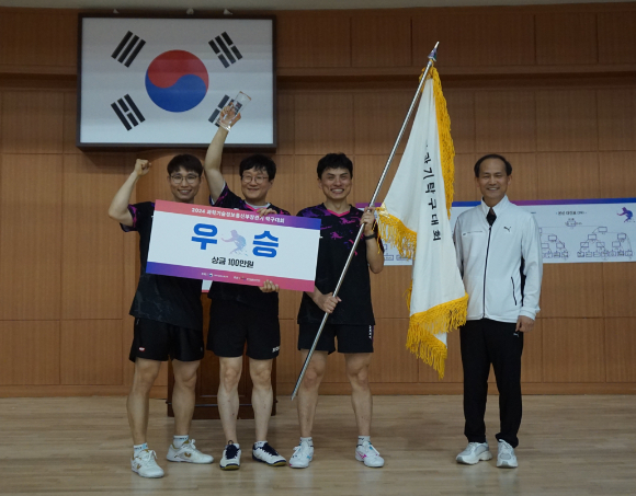 이창희 한국정보통신진흥협회(KAIT) 상근부회장(오른쪽 첫 번째)과 대회 우승을 차지한 삼성전자A팀이 기념 촬영을 하고 있다. [사진=KAIT]