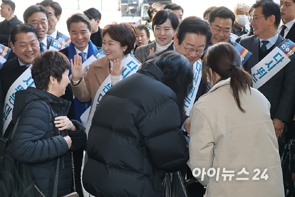 이재명 더불어민주당 대표가 24일 오전 서울 서초구 반포동 고속터미널에서 시민들에게 설 귀성 인사를 하고 있다. [사진=곽영래 기자]