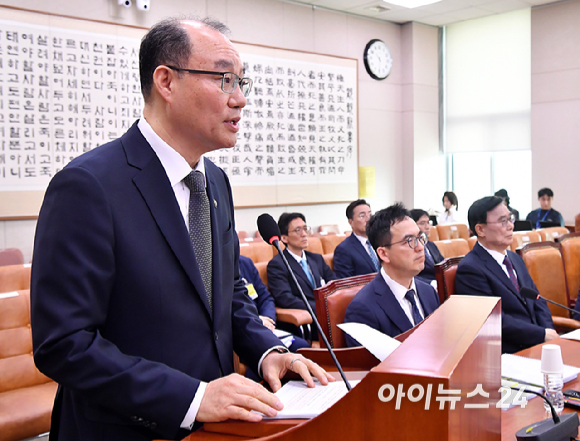 기우종 법원행정처 처장직무대행이 3일 서울 여의도 국회에서 열린 윤석열 정권 정치검찰 조작기소 의혹사건 진상규명 국정조사 특별위원회 전체회의에서 기관 보고를 하고 있다. [사진=곽영래 기자]