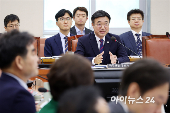 윤호중 행정안전부 장관 후보자가 18일 서울 여의도 국회에서 열린 국회 행정안전위원회 윤호중 행정안전부 장관 후보자 인사청문회에서 질의에 답변하고 있다. [사진=곽영래 기자]