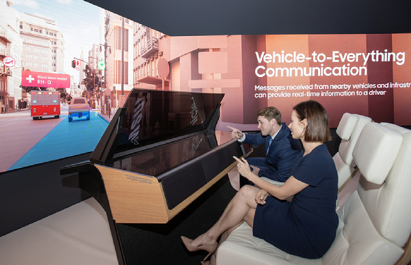 CES 2022가 열리는 미국 라스베이거스 컨벤션 센터의 삼성전자 전시관에서 삼성전자 모델이 AR 기반의 미래 차량 운전 경험을 체험하고 있다. [사진=삼성전자]