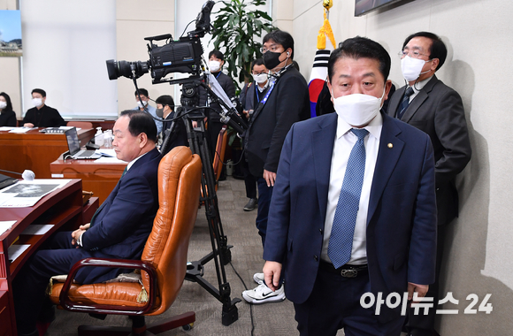 주일석 합동참모본부 전비태세검열실장이 26일 오전 서울 여의도 국회에서 열린 국방위원회 전체회의에서 현안보고를 하고 있다. [사진=김성진 기자]