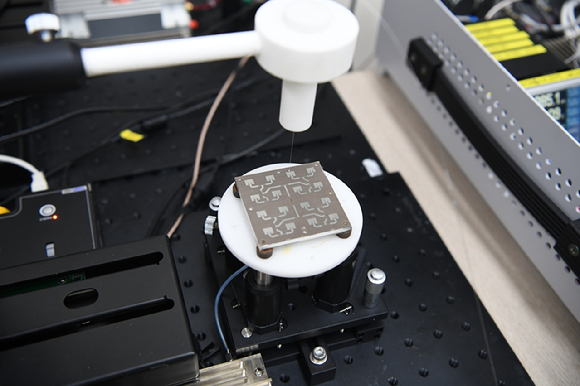 KRISS가 개발한 6G 안테나 성능 측정 센서. 기존 금속 센서와 다르게 비금속·초소형으로 제작되어 6G 안테나의 성능을 왜곡 없이, 간편하게 측정할 수 있다. [사진=KRISS]