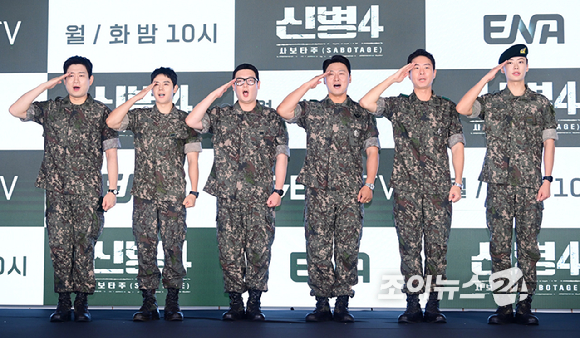 (왼쪽부터)배우 남태우-김동준-김민호-오대환-이현균-이원정이 24일 오후 서울 구로구 신도림동 더세인트에서 열린 ENA 새 월화드라마 '신병4 : 사보타주' 제작발표회에 참석하고 있다. [사진=정소희 기자]