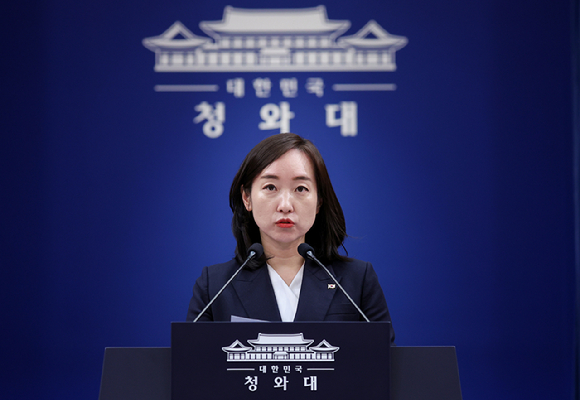전은수 대변인이 12일 청와대 춘추관에서 이날 김용범 정책실장 주재로 열린 비상경제 현안점검회의 관련 브리핑을 하고 있다. 2026.4.12 [사진=연합뉴스]