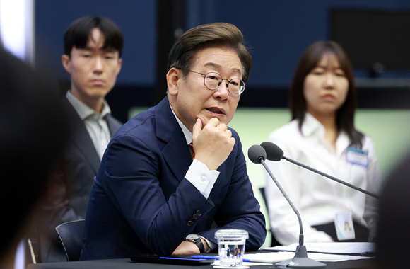 이재명 대통령이 지난 11일 서울 영등포구 한국거래소에서 열린 주식시장 불공정거래 근절을 위한 현장 간담회에서 참석자 질문에 답하고 있다. [사진=연합뉴스]