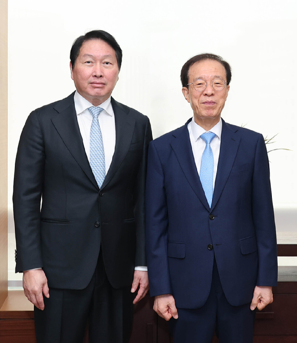 최태원 대한상의 회장(왼쪽)과 이석연 국민통합위원회 위원장이 기념촬영을 하고 있다. [사진=대한상의]