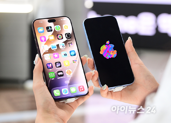 애플의 최신 스마트폰 아이폰 18 프로&middot;프로맥스 출시일인 18일 서울 종로구 KT광화문빌딩West에 위치한 KT 직영점에서 고객들이 제품을 살펴보고 있다. [사진=정소희 기자]