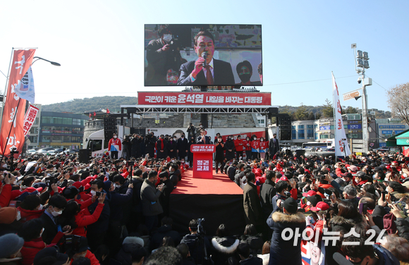 윤석열 국민의힘 대선 후보가 24일 오후 경기도 수원시 팔달문에서 열린 "국민과 원팀" 경기도 수원 집중유세에서 지지 호소를 하고 있다. [사진=김성진 기자]