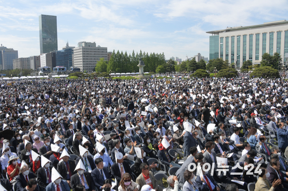 10일 시민들이 대통령 취임식장인 국회의사당에서 식전 행사를 관람하고 있다. [사진=국회사진취재단]