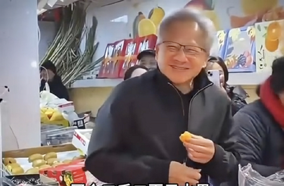 젠슨 황 엔비디아 최고경영자(CEO)가 지난 24일 중국 상하이의 한 전통시장을 방문했다. [사진=바이두 영상 갈무리]