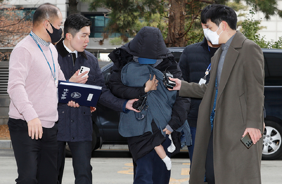 배우 고(故) 이선균(48) 씨를 협박해 금품을 갈취한 혐의로 사전 구속영장이 청구된 20대 여성 A씨가 28일 오후 인천 미추홀구 인천지법에서 구속 전 피의자 심문(영장실질심사)에 출석하기 위해 이동하고 있다. [사진=뉴시스]