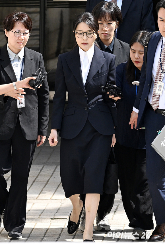 윤석열 전 대통령 부인 김건희 씨가 12일 오후 서울 서초구 서울중앙지방법원에서 열린 구속 전 피의자 심문(영장실질심사)을 마치고 법원을 나서고 있다. [사진=사진공동취재단]