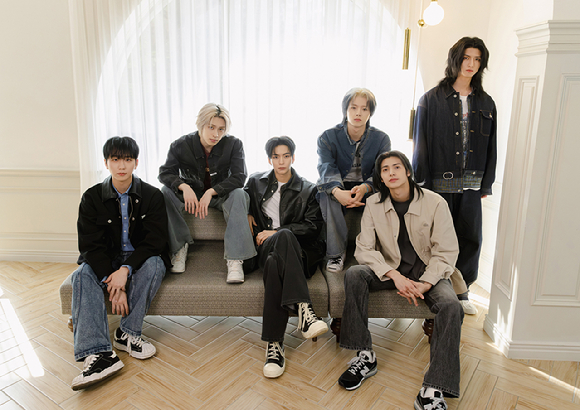 밴드 엑스디너리 히어로즈가 최근 서울 모처에서 진행된 미니 8집 '데드 앤드' 발매 기념 인터뷰에서 포즈를 취하고 있다. [사진=JYP엔터테인먼트]