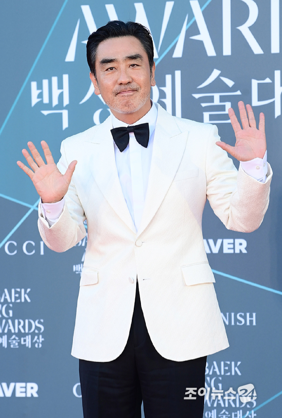 배우 류승룡이 8일 오후 서울 강남구 삼성동 코엑스 동문 앞 야외광장에서 열린 '제62회 백상예술대상 with 구찌' 시상식에 앞서 레드카펫 행사에 참석하고 있다. [사진=정소희 기자]