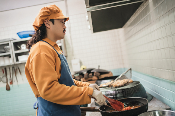 배우 정순원이 넷플릭스 시리즈 '닭강정'에서 열연하고 있다. [사진=넷플릭스]