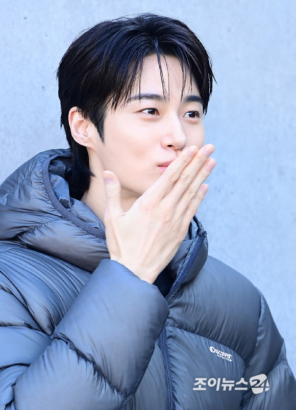 배우 변우석이 23일 오후 서울 성동구 코사이어티 서울숲에서 진행된 DISCOVERY WINTER BASE CAMP 포토콜 행사에 참석하고 있다. [사진=정소희 기자]