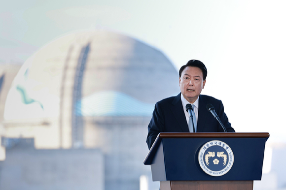 윤석열 대통령이 30일 경북 울진군 한국수력원자력 한울원자력본부에서 열린 '신한울 원전 1·2호기 종합준공 및 3·4호기 착공식'에 참석해 축사하고 있다. 2024.10.30 [사진=연합뉴스]