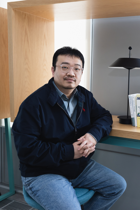 연상호 감독, 탁재영 작가가 티빙 오리지널 '돼지의 왕' 인터뷰에 앞서 포즈를 취하고 있다. [사진=티빙]