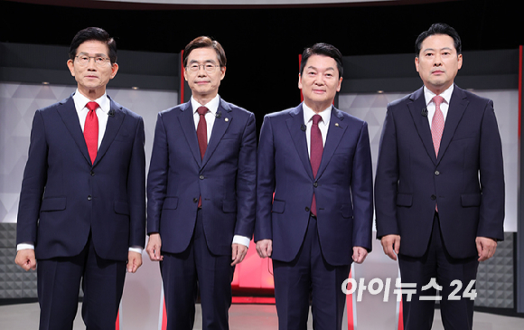 국민의힘 당대표 후보들이 17일 서울 여의도 KBS에서 열린 2차 TV토론회에 앞서 포즈를 취하고 있다. 김문수(왼쪽부터), 조경태, 안철수, 장동혁, 국민의힘 당대표 후보 [사진=국회사진기자단]