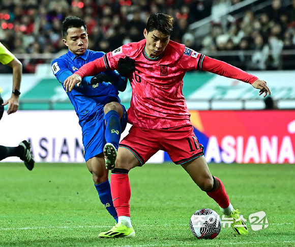 21일 오후 서울 마포구 서울월드컵경기장에서 열린 2026 국제축구연맹(FIFA) 북중미 월드컵 아시아 지역 2차 예선 대한민국과 태국의 경기에서 주민규가 드리블을 하고 있다. [사진=곽영래 기자]