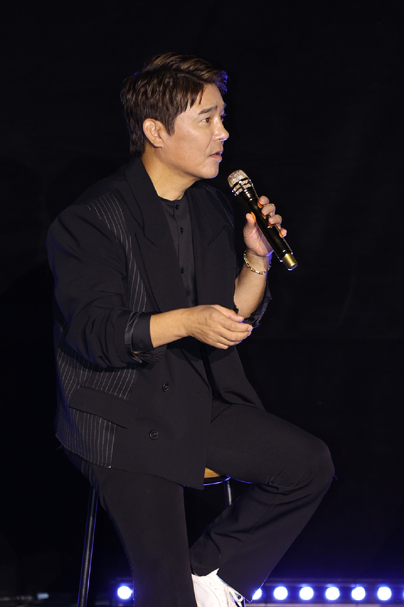 가수 임창정이 1일 오후 서울 영등포 CGV 스타리움관에서 정규 17집 발매 기념 쇼케이스를 열고 포토타임을 갖고 있다. [사진=: YES IM 엔터테인먼트]