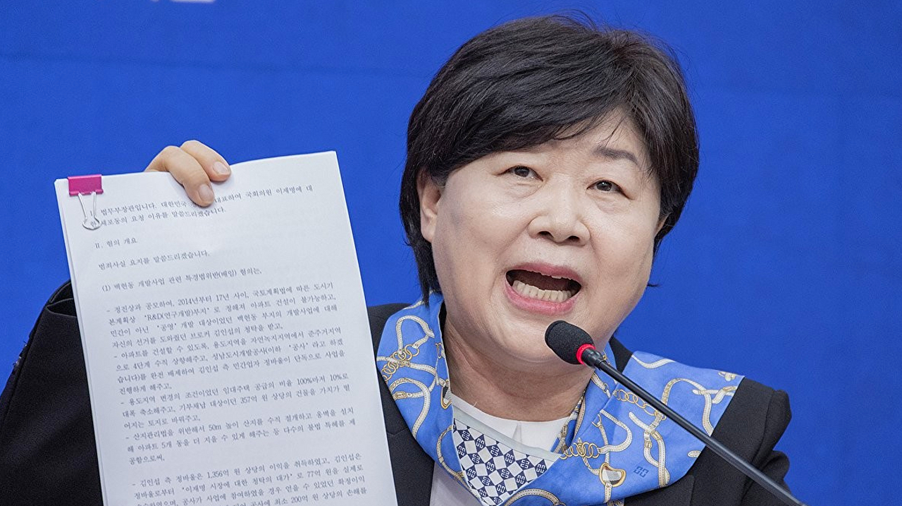 구자현 검찰총장 직무대행이 17일 서울 서초구 대검찰청을 나서며 대장동&middot;대북송금 의혹 사건을 둘러싼 정치권의 국정조사와 관련해 발언하고 있다. 2026.4.17 [사진=연합뉴스]