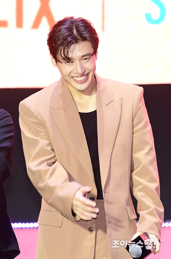 배우 이서환과 강하늘이 28일 오후 서울시청 앞 서울광장에서 열린 넷플릭스·서울특별시 공동주최 2025 K콘텐츠 서울여행주간 '오징어 게임​' 시즌3 피날레 이벤트에 참석하고 있다. [사진=정소희 기자]