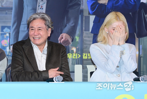 배우 최민식과 한소희가 4일 오후 서울 CGV 용산아이파크몰에서 열린 영화 '인턴'(감독 김도영) 언론시사회에 참석하고 있다. [사진=정소희 기자]
