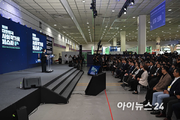 한성숙 국무총리가 21일 오후 서울 강남구 코엑스에서 열린 제3회 대한민국 사회적가치 페스타 개회식에서 축사를 하고 있다. [사진=곽영래 기자]