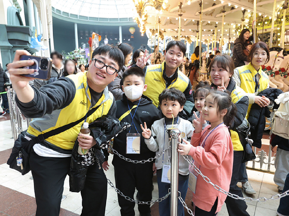 동서식품이 지난 26일 강원도 삼척시 도계 탄광마을 아동을 초청해 서울 송파구 롯데월드에서 문화 체험 프로그램을 함께 하는 임직원 봉사활동을 진행했다. [사진=동서식품]