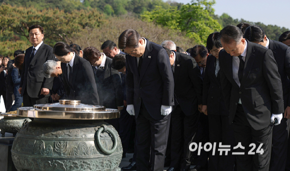 더불어민주당 이재명 대선후보가 28일 오전 서울 동작구 국립 서울현충원 현충탑에서 참배하고 있다. [사진=곽영래 기자]
