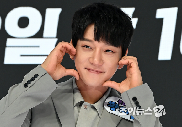 장성규, 김윤성 제작총괄, 황치열, 김호영, 딘딘, 황제성, 박미선, 백지영, 립제이, 김돈우 PD(왼쪽부터)가 25일 오전 경기도 하남 브이에이 스튜디오에서 열린 MBN 뮤직 서바이벌 '아바타싱어' 제작발표회에서 포즈를 취하고 있다. [사진=김성진 기자]