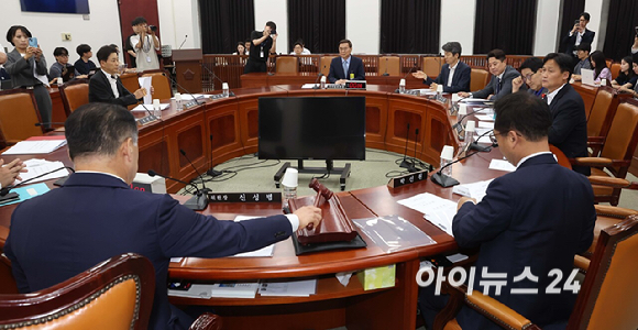 26일 서울 여의도 국회에서 정보위원회 전체회의가 열리고 있다. [사진=국회사진기자단]