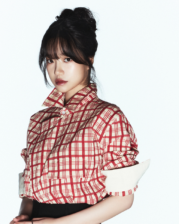 배우 조유리가 넷플릭스 시리즈 '오징어 게임' 시즌3 인터뷰에 앞서 포즈를 취하고 있다. [사진=넷플릭스]