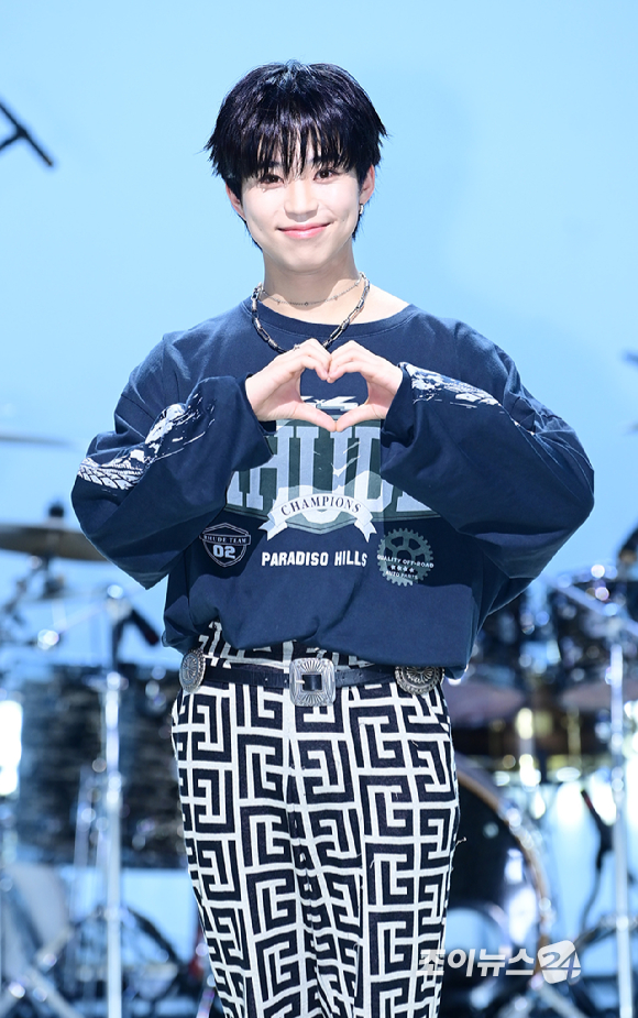 밴드 하이파이유니콘 후쿠시마 슈토가 13일 오후 서울 마포구 상암동 MBC 공개홀에서 열린 Hi-Fi Un!corn(하이파이유니콘) Single Album 'Teenage Blue' 발매 쇼케이스에 참석하고 있다. [사진=정소희 기자]